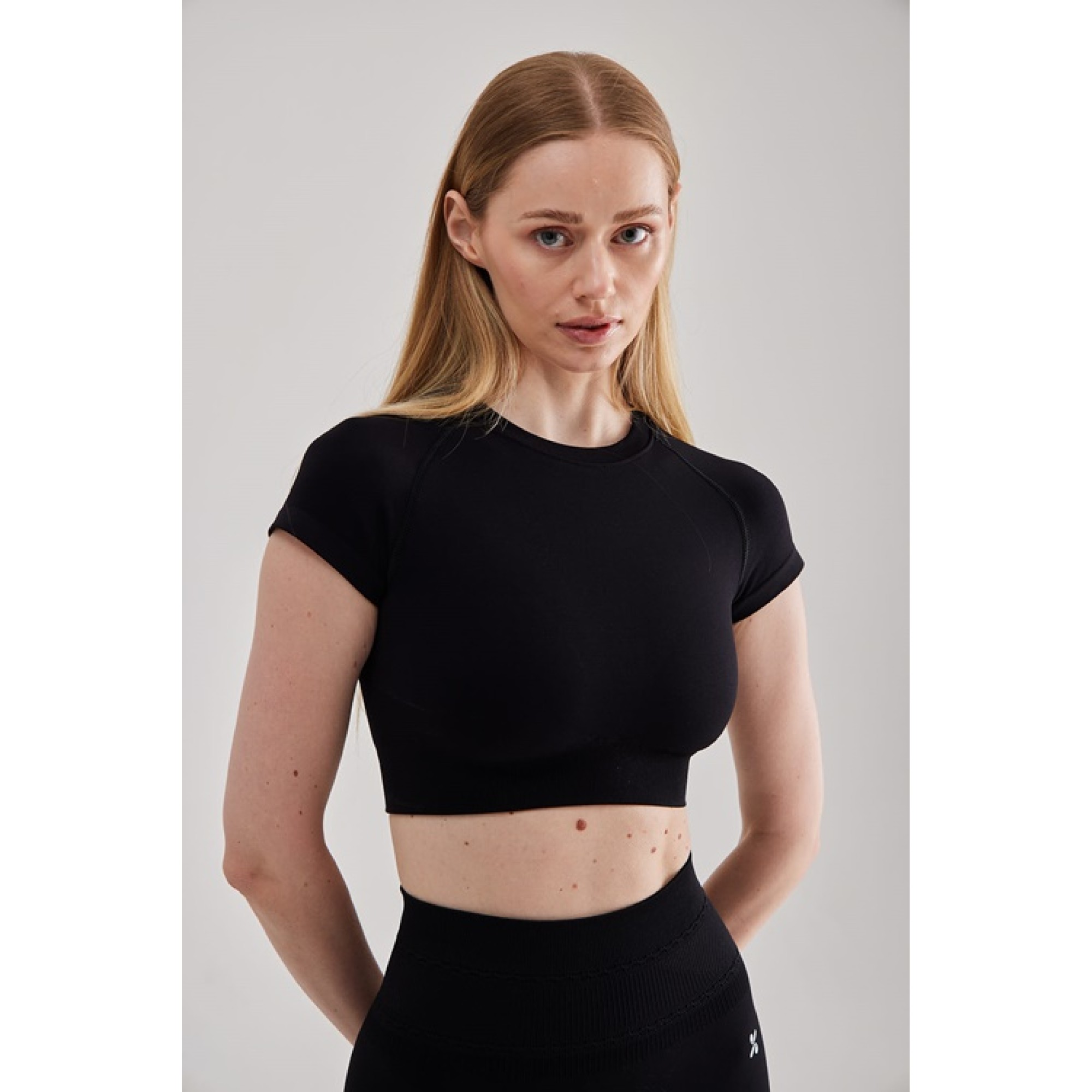 YoubeActive Kadın Kısa Kollu, Esnek Kumaş Crop Top Siyah