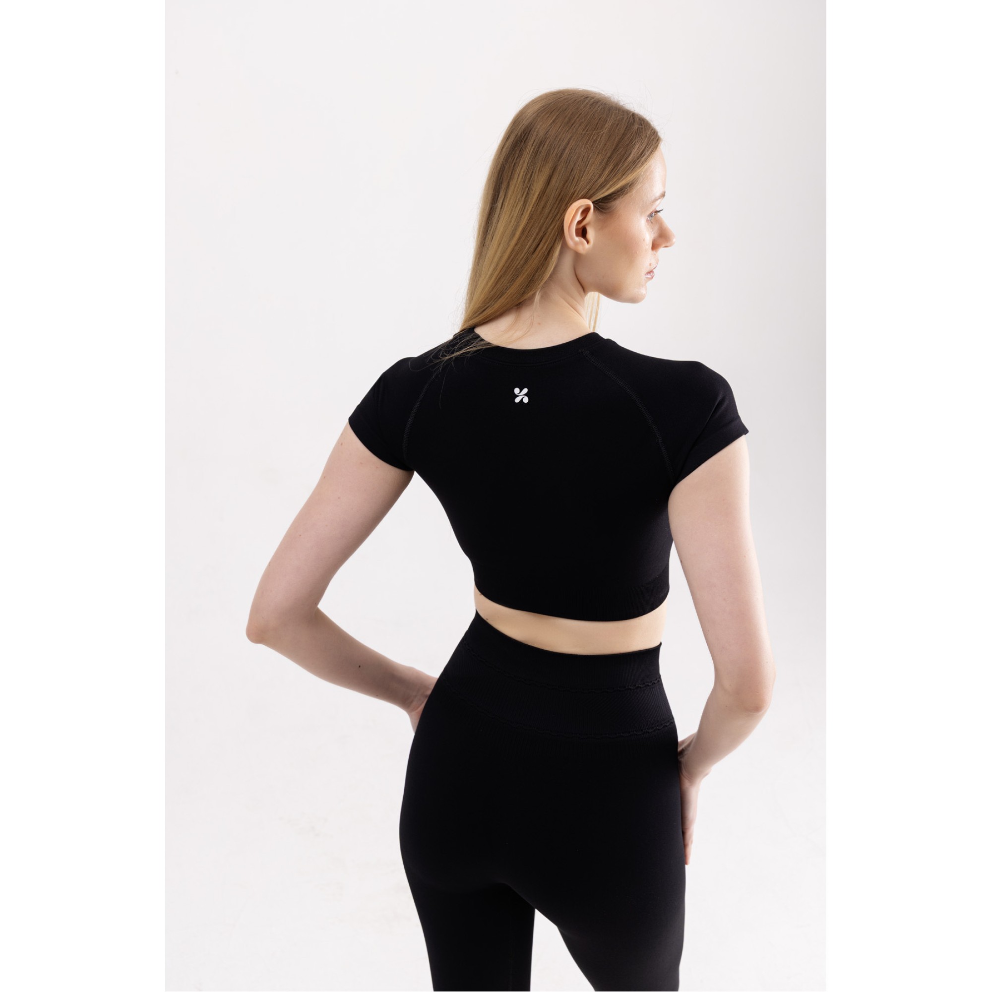 YoubeActive Kadın Kısa Kollu, Esnek Kumaş Crop Top Siyah