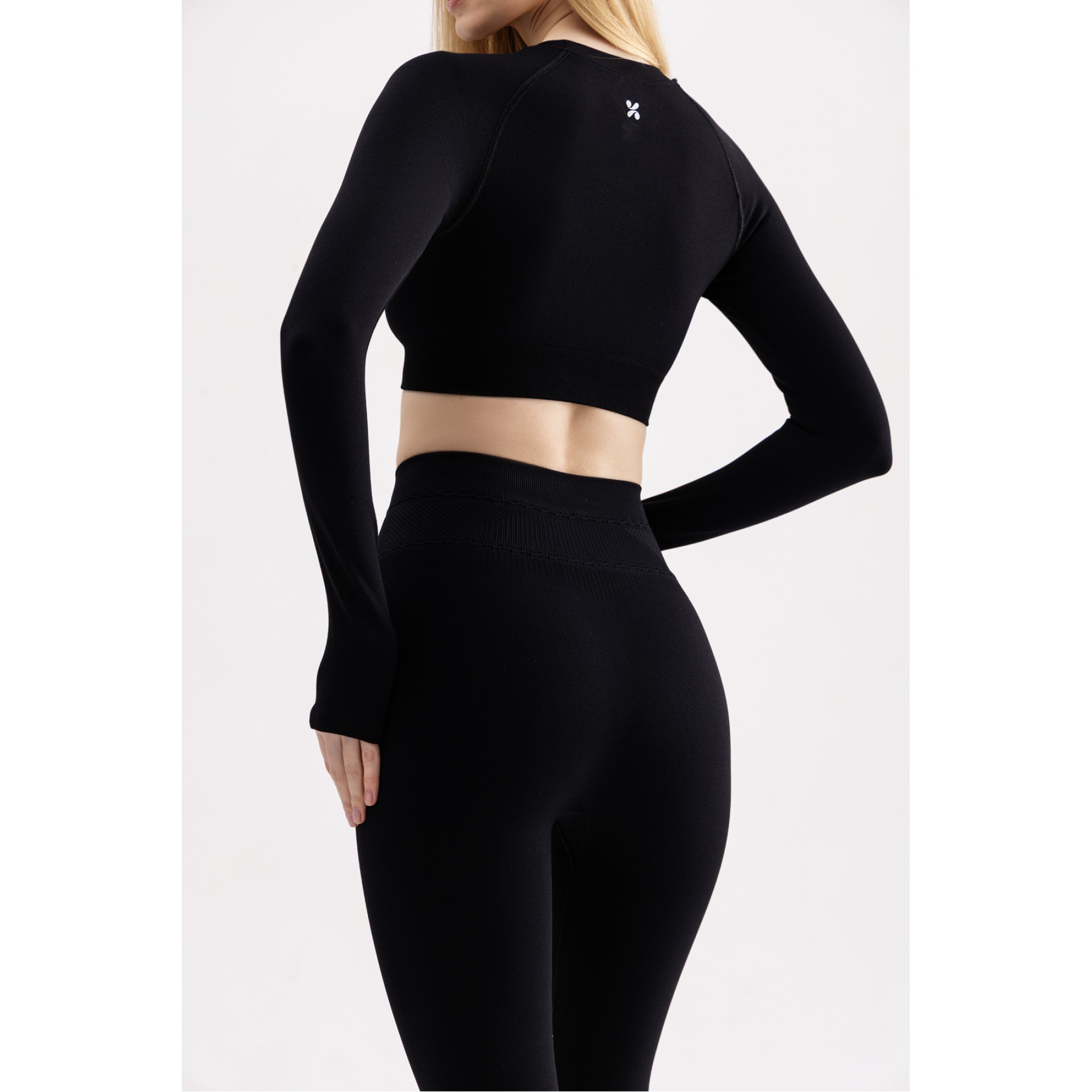 Momentum Uzun Kollu, Parmaklık Detaylı Crop Top-Siyah